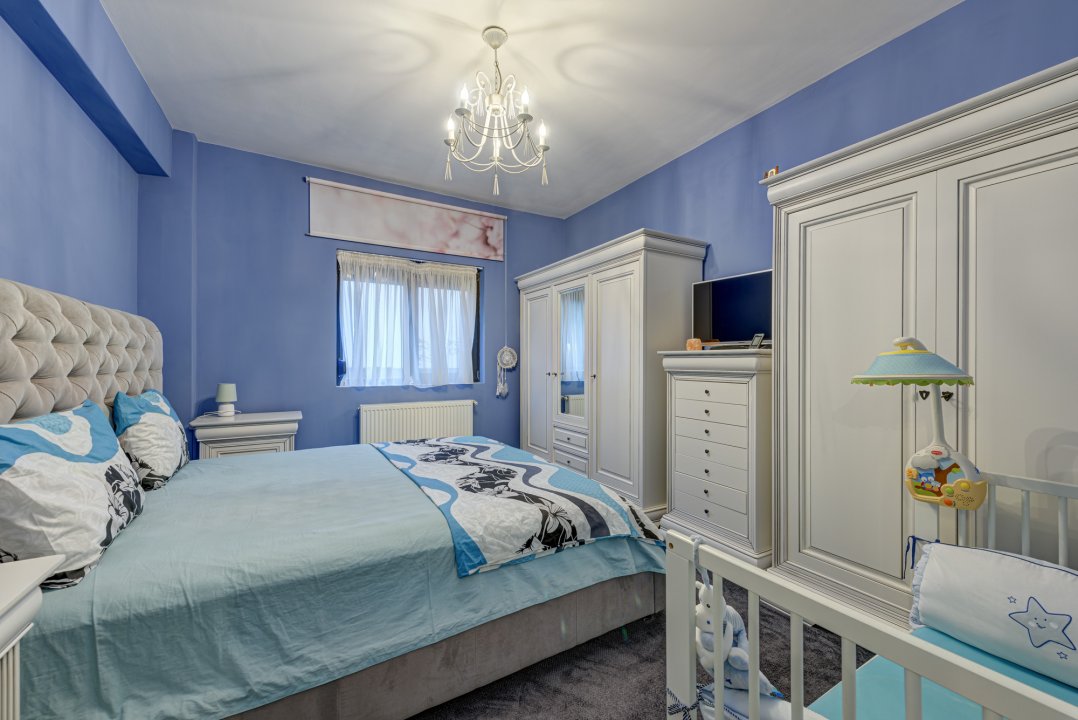 Apartament deosebit ,decomandat , 3 camere + curte proprie + loc parcare