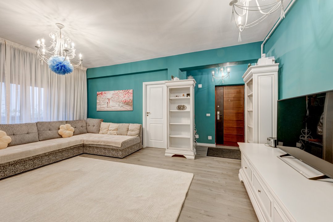 Apartament deosebit ,decomandat , 3 camere + curte proprie + loc parcare