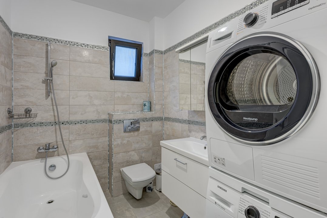 Apartament deosebit ,decomandat , 3 camere + curte proprie + loc parcare