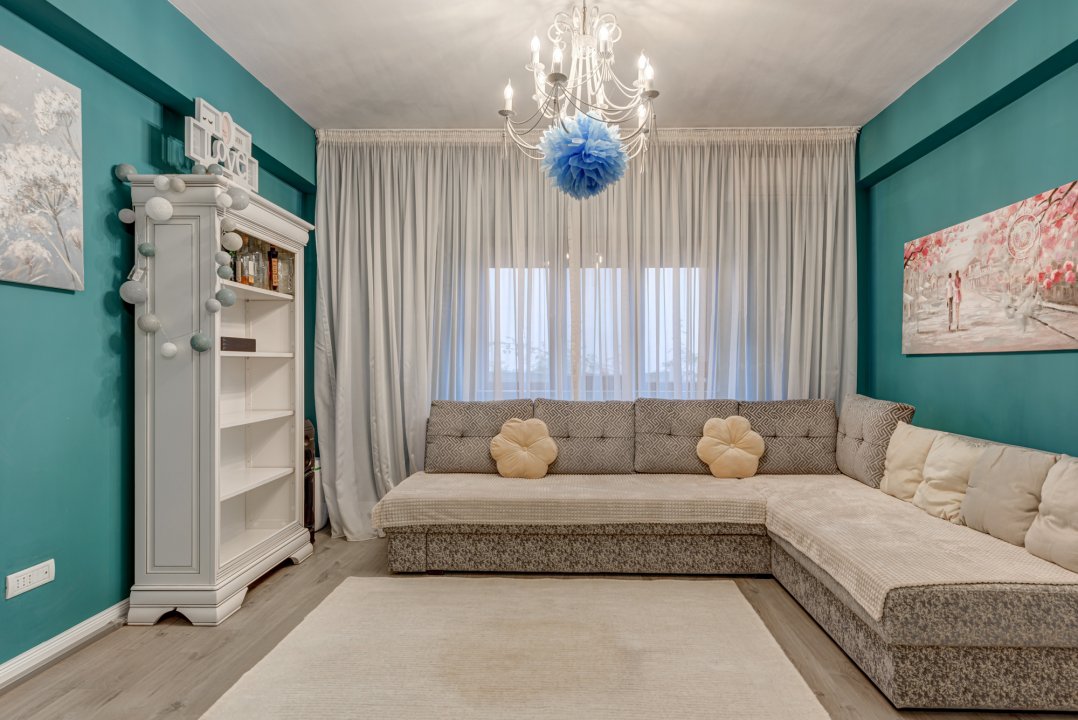 Apartament deosebit ,decomandat , 3 camere + curte proprie + loc parcare