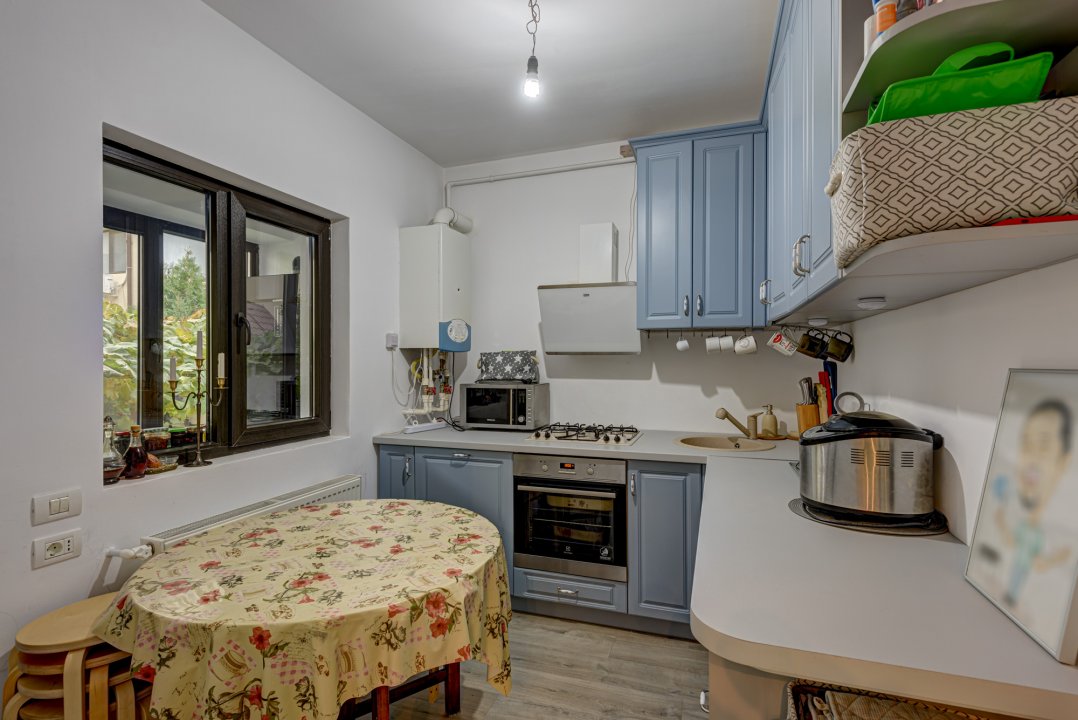 Apartament deosebit ,decomandat , 3 camere + curte proprie + loc parcare