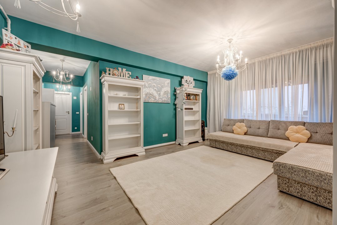 Apartament deosebit ,decomandat , 3 camere + curte proprie + loc parcare