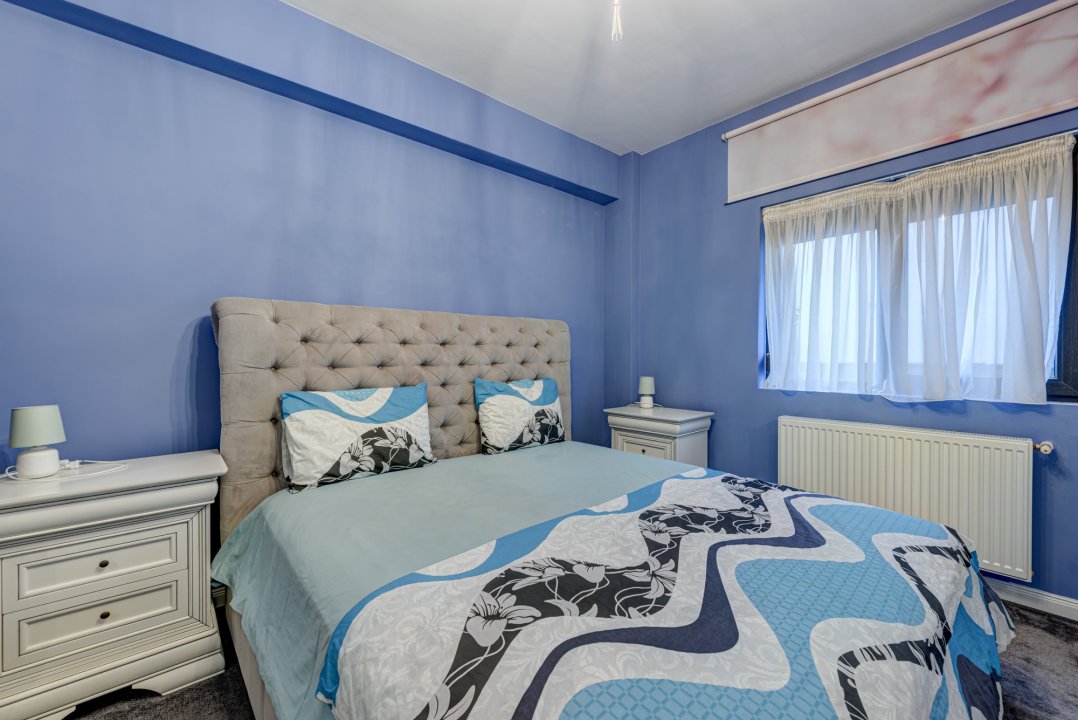 Apartament deosebit ,decomandat , 3 camere + curte proprie + loc parcare