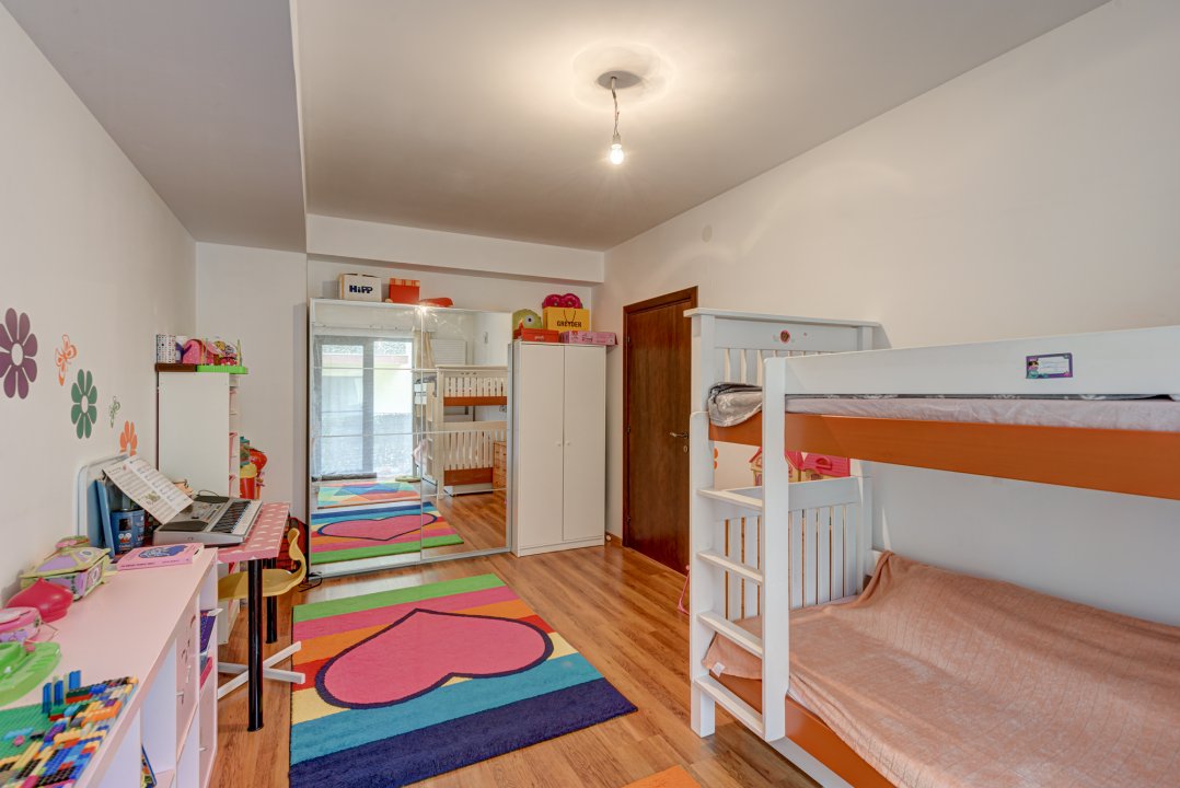 Apartament 3 camere mobilat , cu boxa si parcare