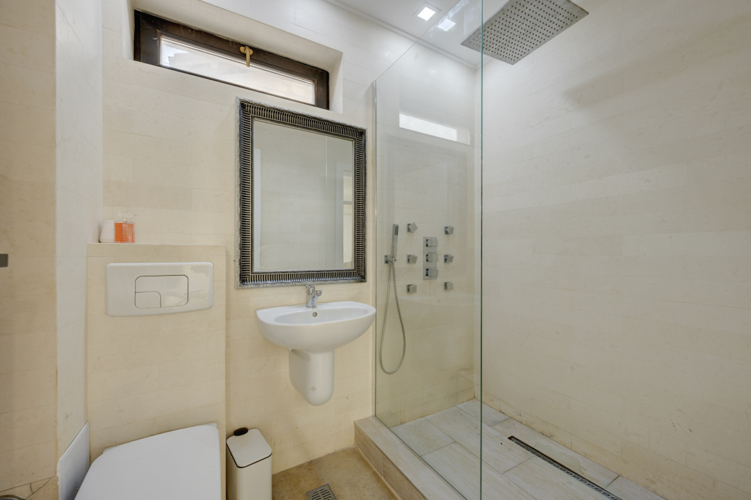 Vila cu piscina - Drumul Taberei - Prelungirea Ghencea - str Maracineni 