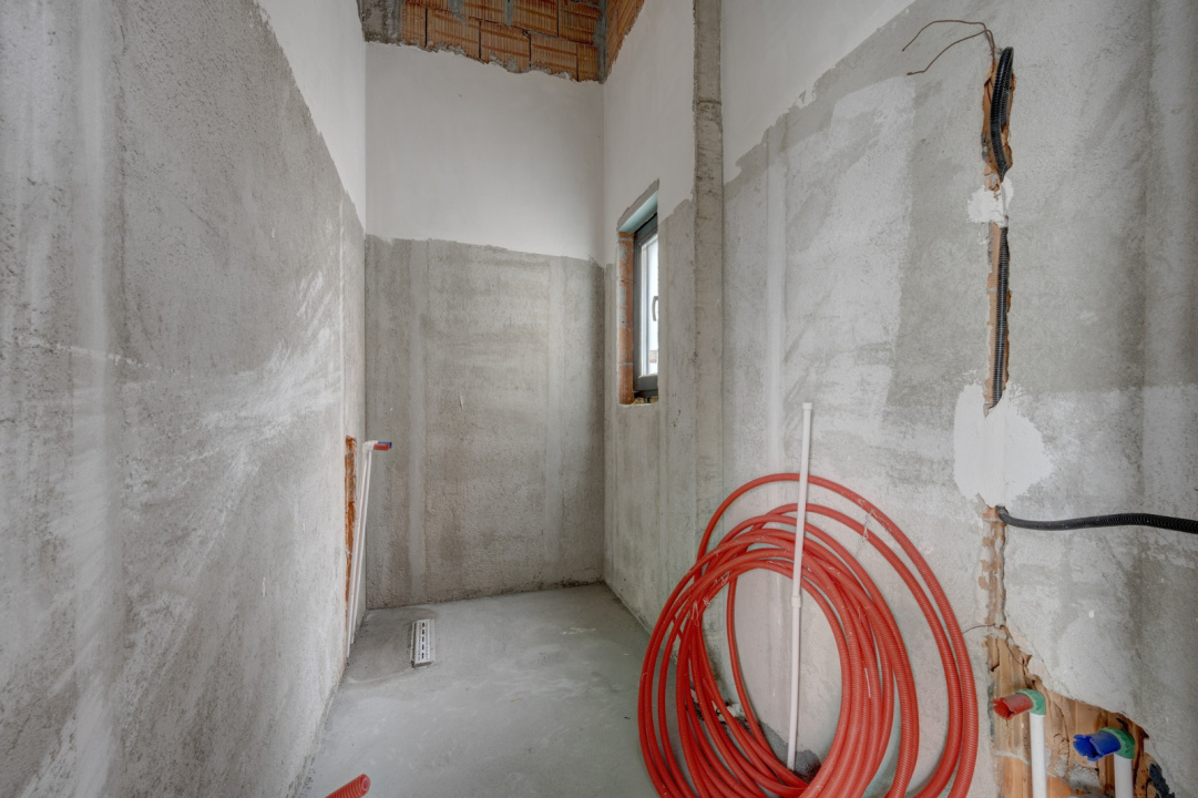 Casa se preda finisata - 4 bai - 3 dormitoare - curte - parcare -  metrou Păcii 