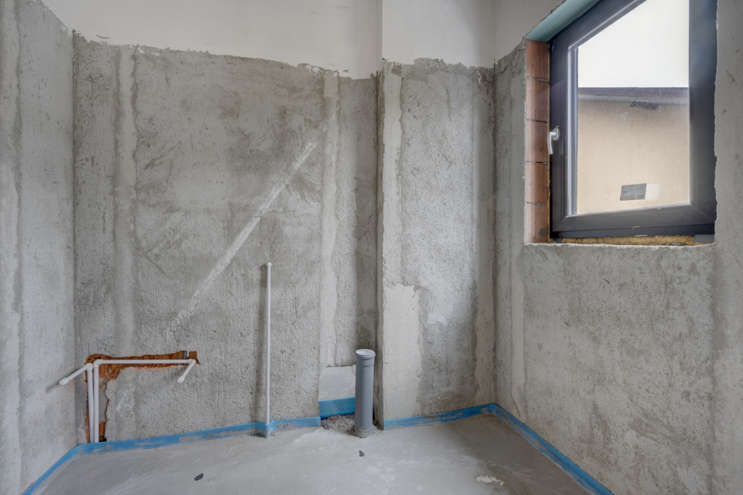 Casa se preda finisata - 4 bai - 3 dormitoare - curte - parcare -  metrou Păcii 