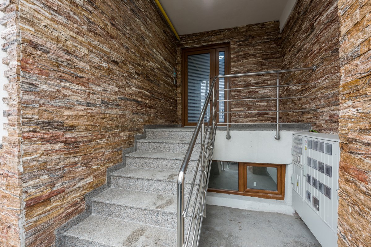 Apartament 2 camere finisat , la cheie - zona Eminescu