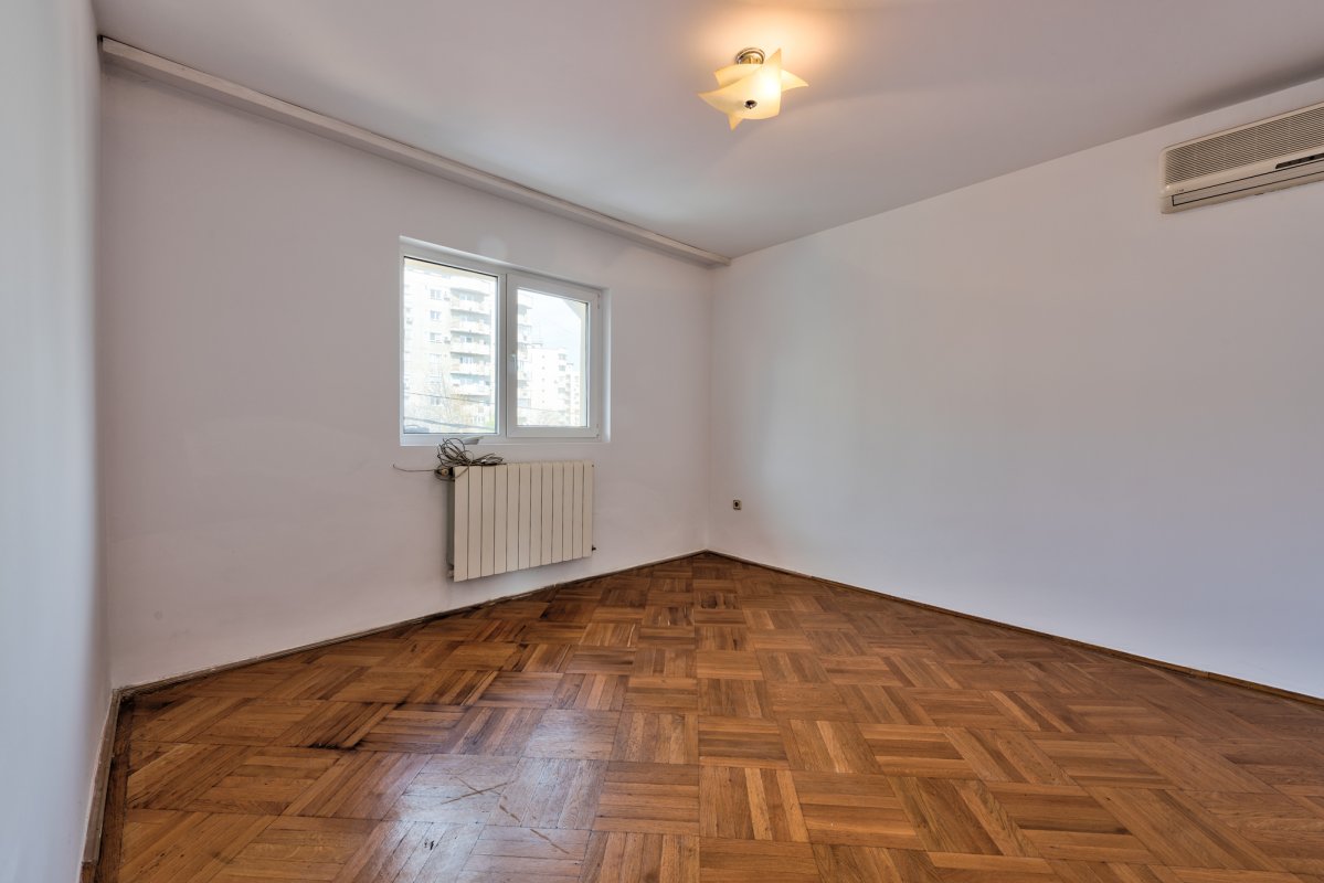 Vila spatioasa S+P+2 - str Iancu Jianu - Margeanului