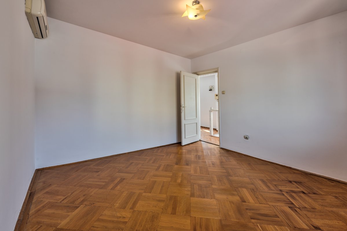 Vila spatioasa S+P+2 - str Iancu Jianu - Margeanului
