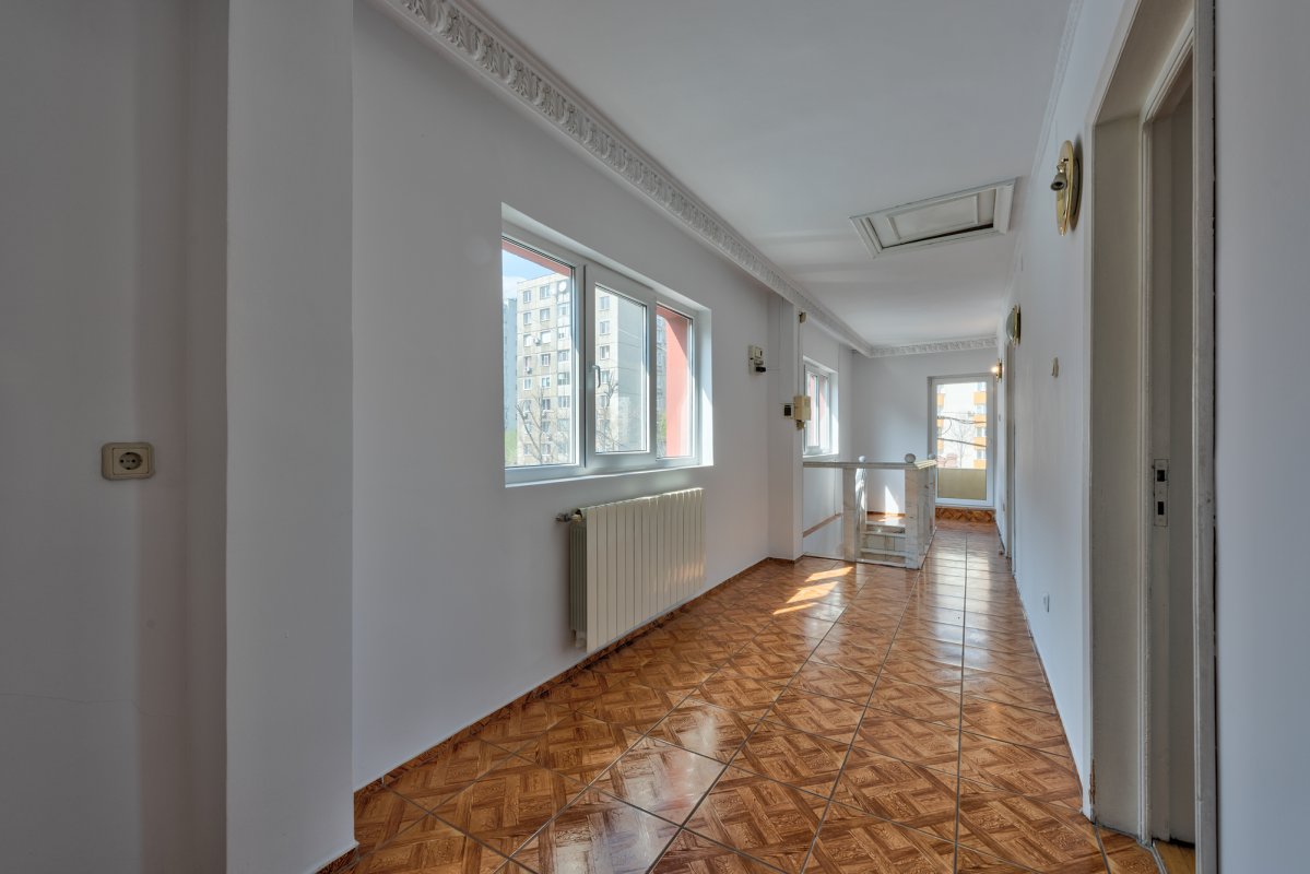 Vila spatioasa S+P+2 - str Iancu Jianu - Margeanului