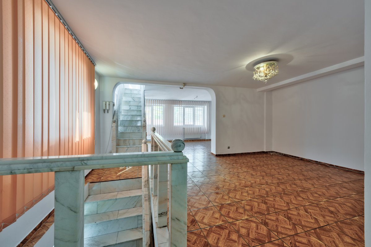Vila spatioasa S+P+2 - str Iancu Jianu - Margeanului