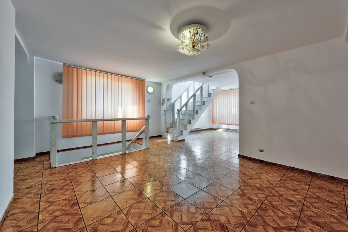 Vila spatioasa S+P+2 - str Iancu Jianu - Margeanului