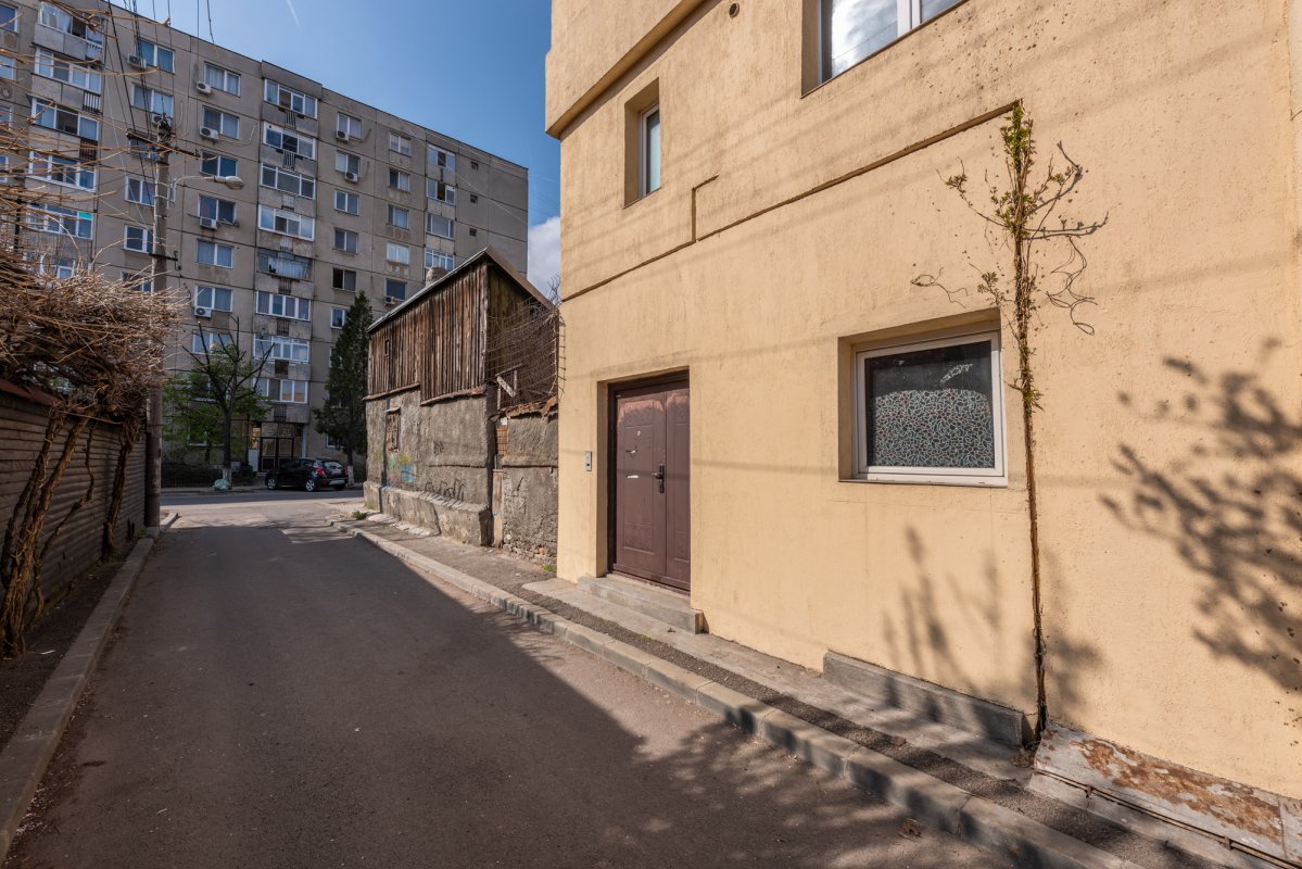 Vila spatioasa S+P+2 - str Iancu Jianu - Margeanului