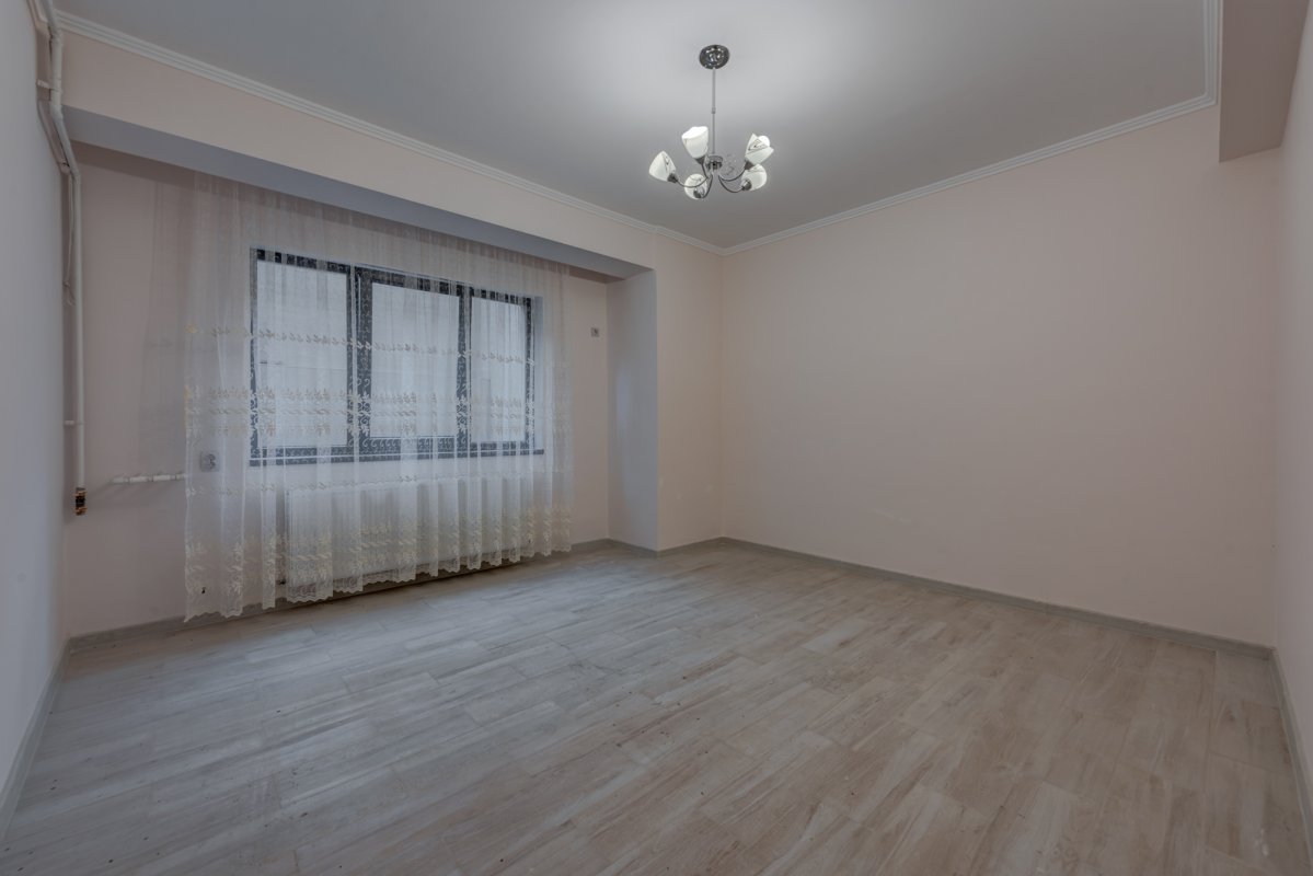 Apartament 2 camere decomandat , curte engleza + loc de parcare