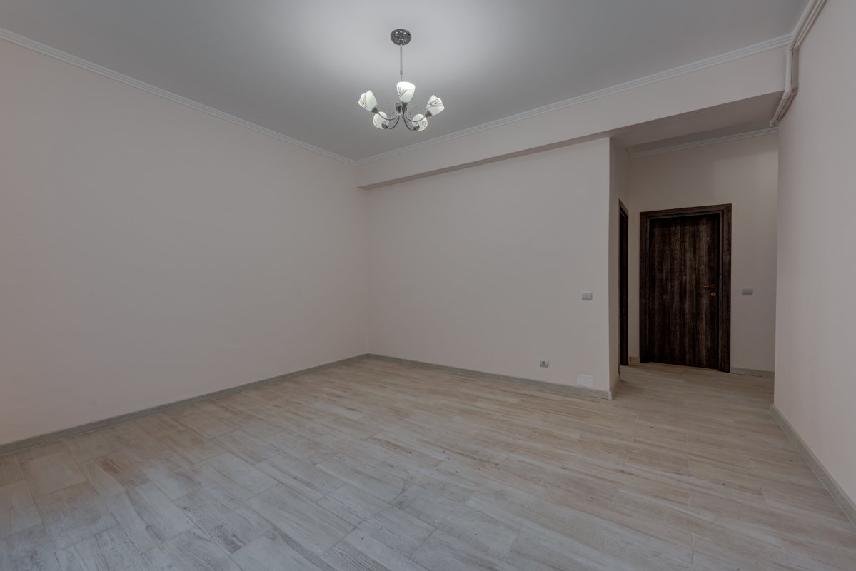 Apartament 2 camere decomandat , curte engleza + loc de parcare