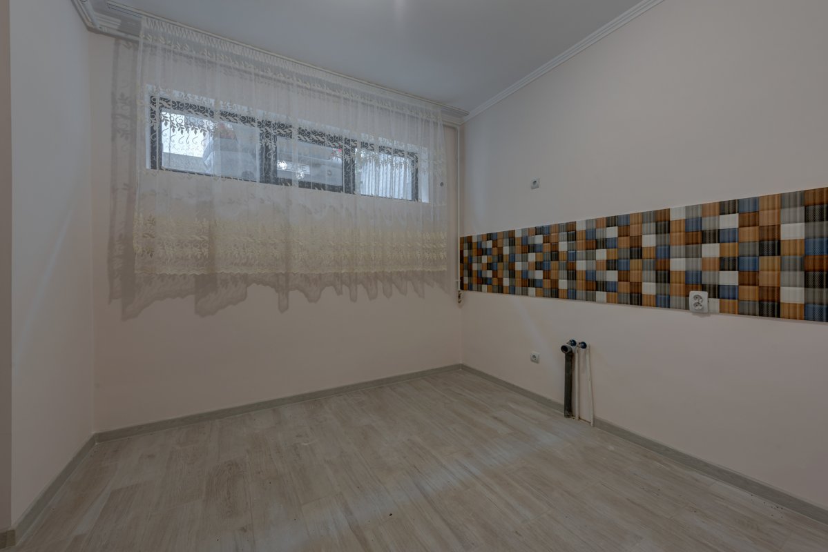 Apartament 2 camere decomandat , curte engleza + loc de parcare