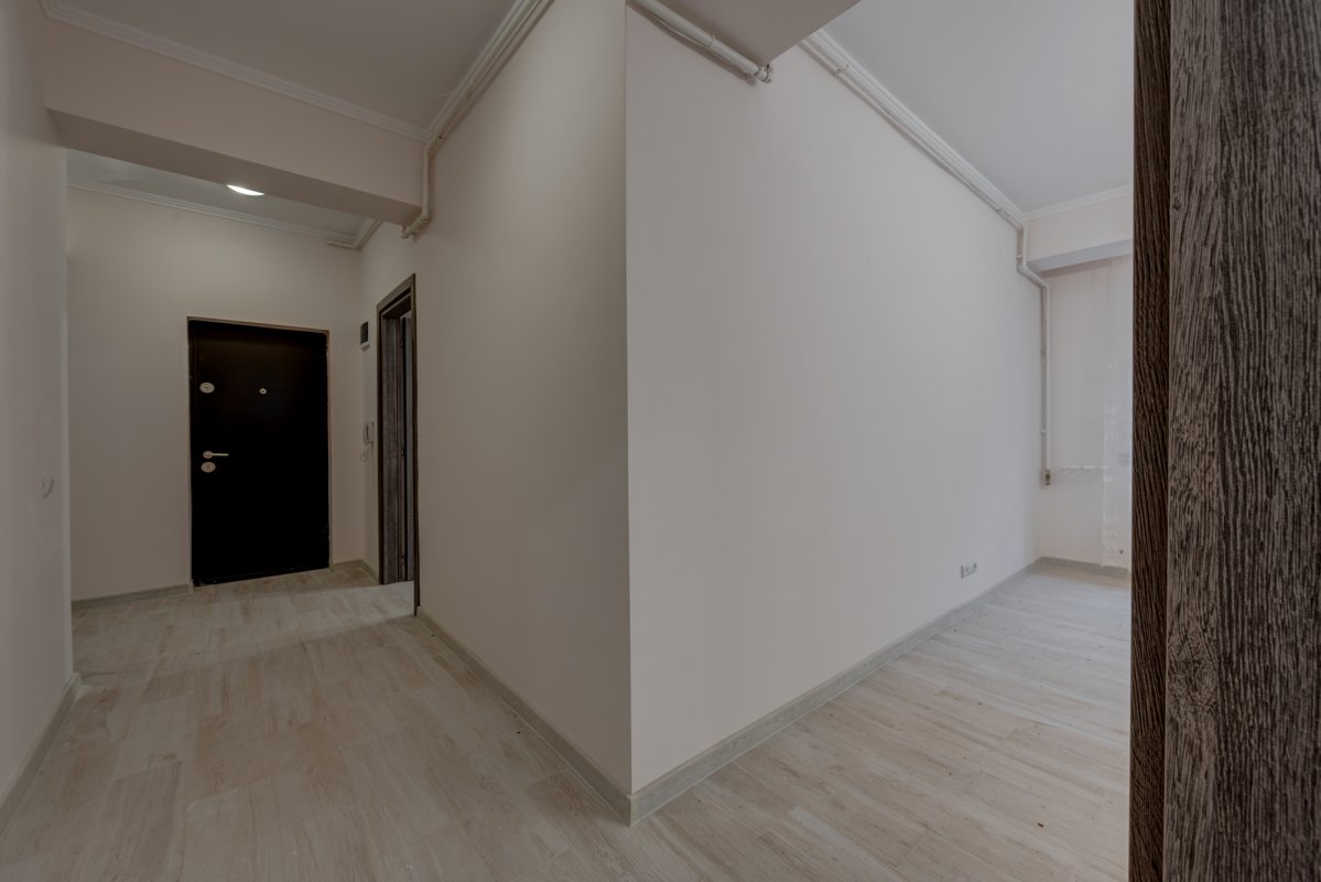 Apartament 2 camere decomandat , curte engleza + loc de parcare