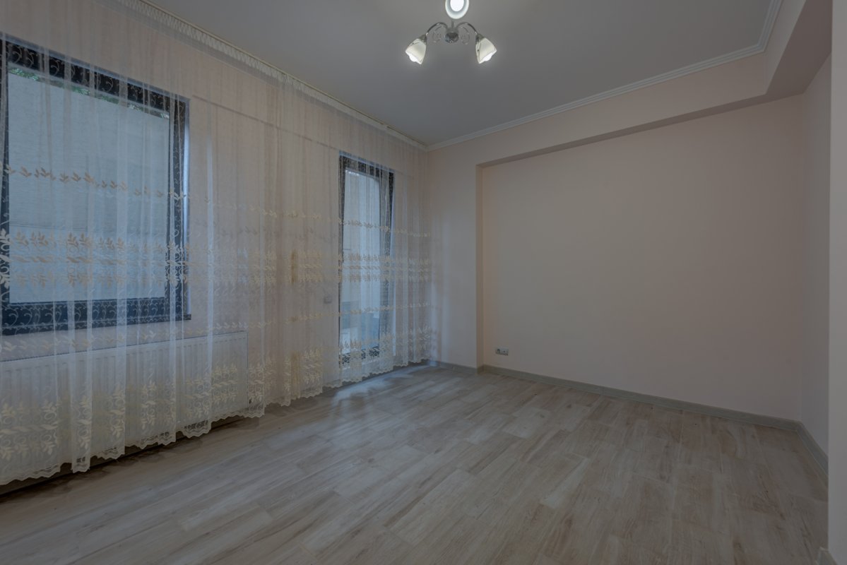 Apartament 2 camere decomandat , curte engleza + loc de parcare