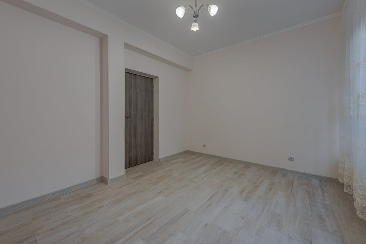 Apartament 2 camere decomandat , curte engleza + loc de parcare