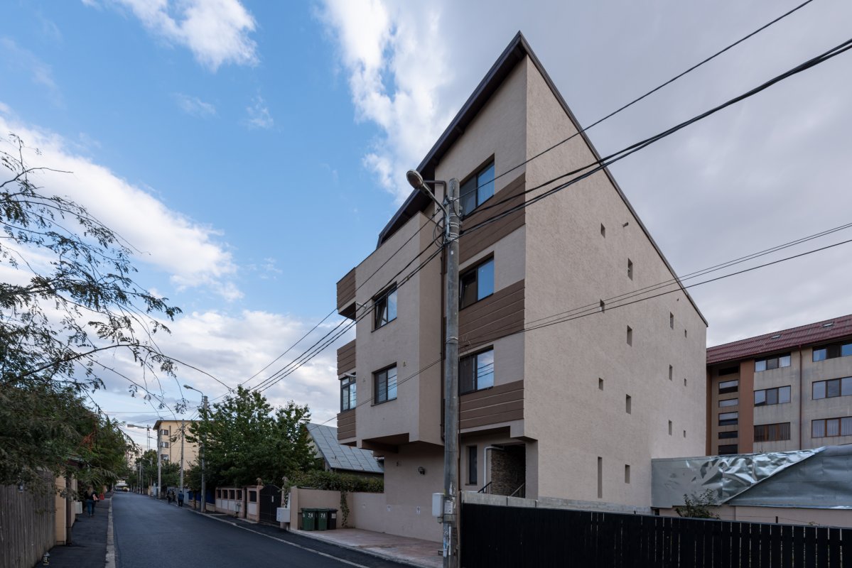 Apartament 2 camere decomandat , curte engleza + loc de parcare