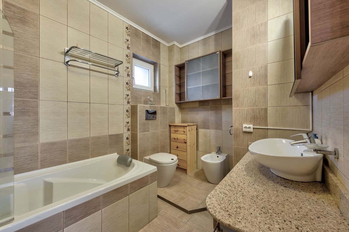 Apartament cu 2 dormitoare si bucatarie cu zona de living si dining