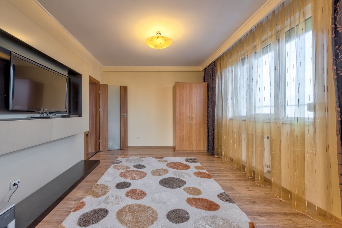 Apartament cu 2 dormitoare si bucatarie cu zona de living si dining