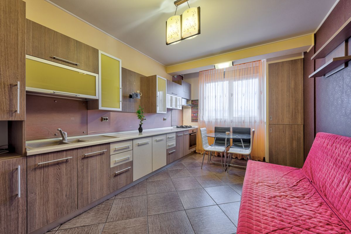 Apartament cu 2 dormitoare si bucatarie cu zona de living si dining