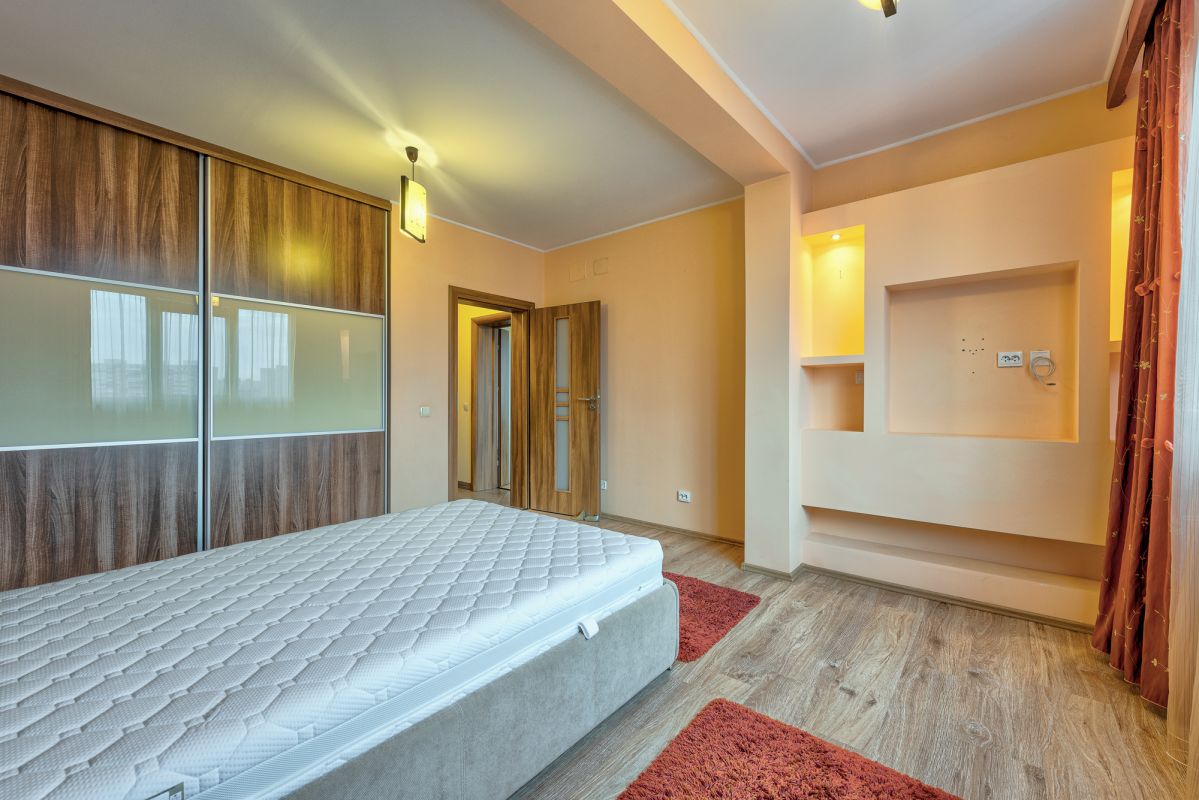 Apartament cu 2 dormitoare si bucatarie cu zona de living si dining