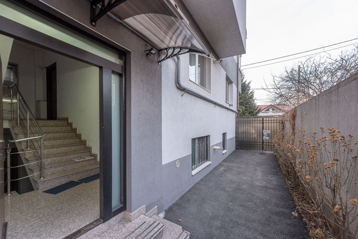 Apartament cu 2 dormitoare si bucatarie cu zona de living si dining