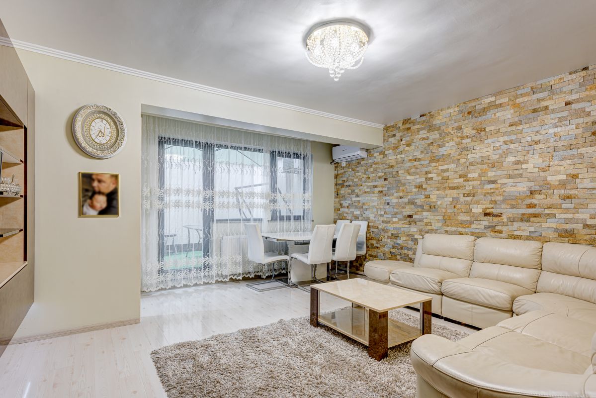 Apartament 3 camere cu curte interioara si garaj 4 parcari