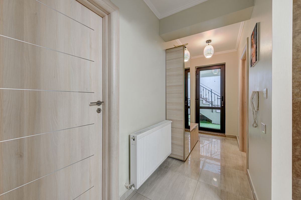 Apartament 3 camere cu curte interioara si garaj 4 parcari