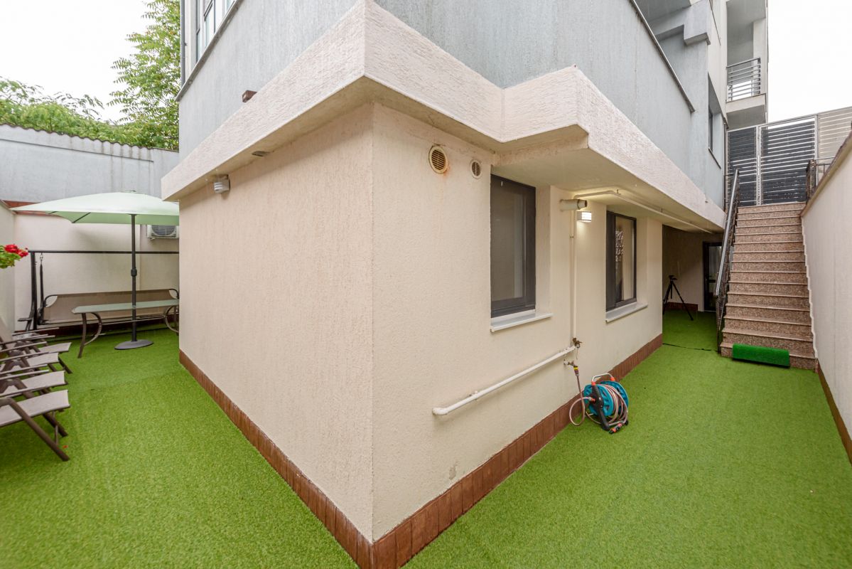 Apartament 3 camere cu curte interioara si garaj 4 parcari
