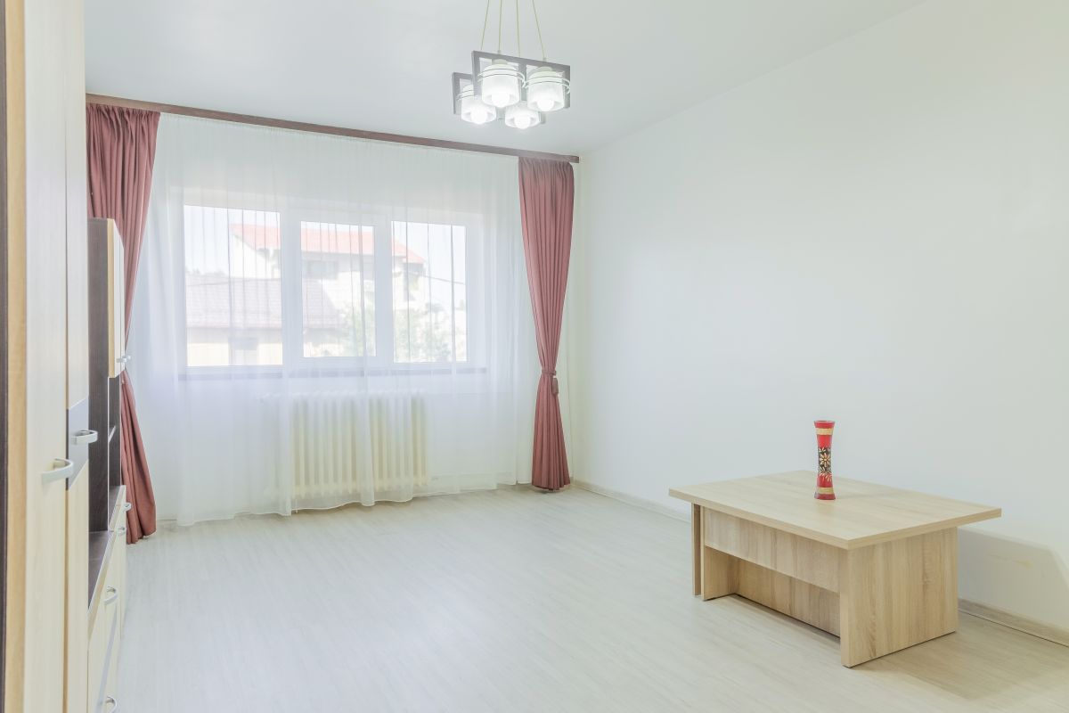 Apartament spatios , decomandat  , cu 2 balcoane si cu bucataria mobilata