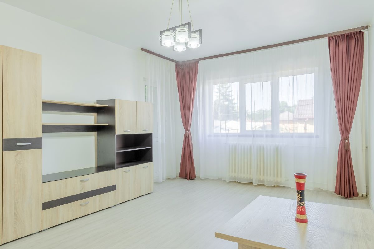 Apartament spatios , decomandat  , cu 2 balcoane si cu bucataria mobilata