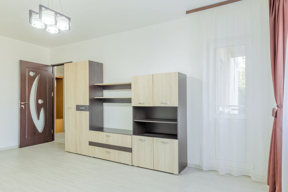 Apartament spatios , decomandat  , cu 2 balcoane si cu bucataria mobilata