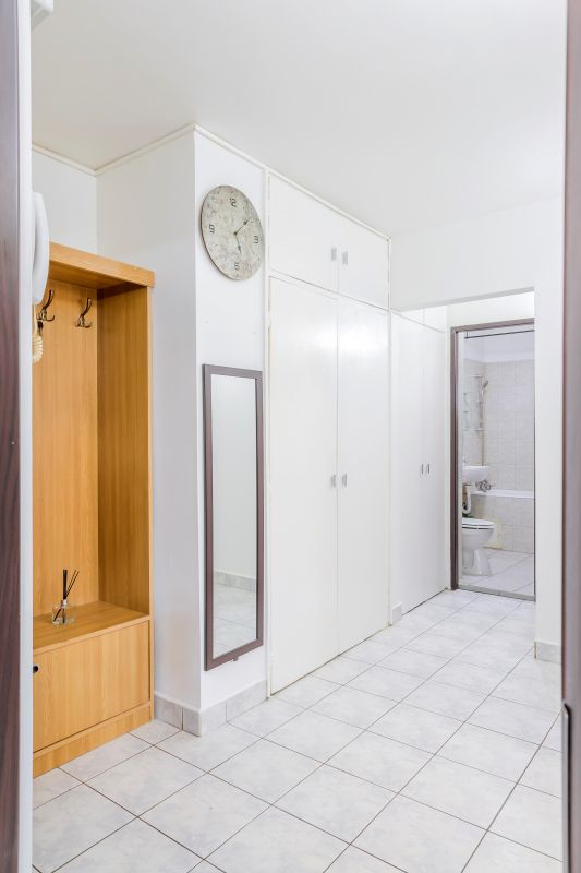 Apartament spatios , decomandat  , cu 2 balcoane si cu bucataria mobilata