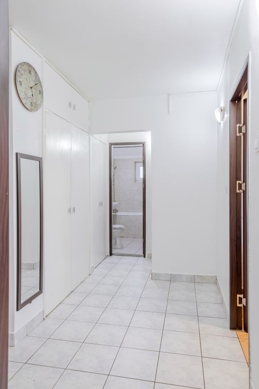 Apartament spatios , decomandat  , cu 2 balcoane si cu bucataria mobilata