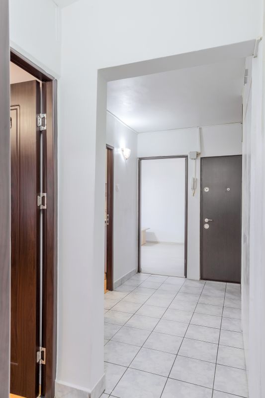 Apartament spatios , decomandat  , cu 2 balcoane si cu bucataria mobilata