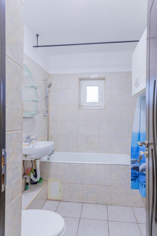 Apartament spatios , decomandat  , cu 2 balcoane si cu bucataria mobilata