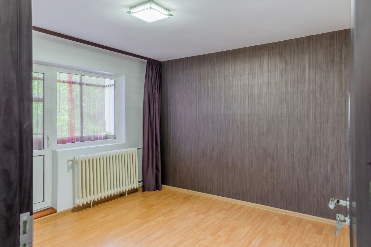 Apartament spatios , decomandat  , cu 2 balcoane si cu bucataria mobilata