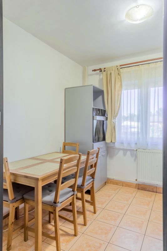 Apartament spatios , decomandat  , cu 2 balcoane si cu bucataria mobilata