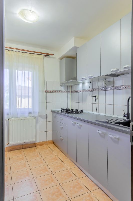 Apartament spatios , decomandat  , cu 2 balcoane si cu bucataria mobilata