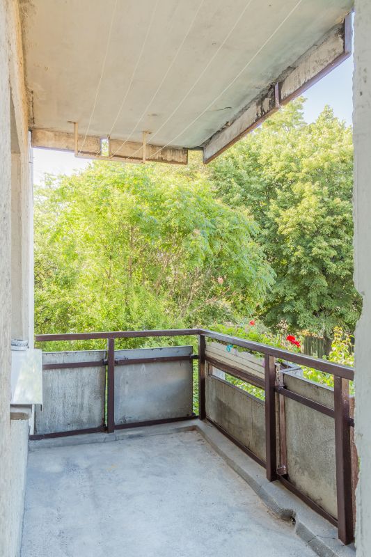 Apartament spatios , decomandat  , cu 2 balcoane si cu bucataria mobilata