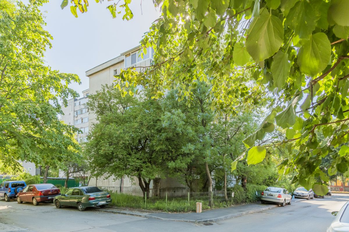 Apartament spatios , decomandat  , cu 2 balcoane si cu bucataria mobilata