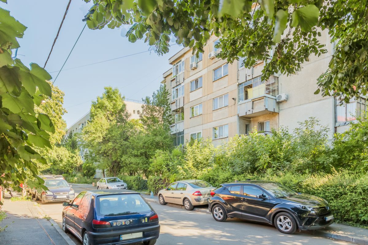 Apartament spatios , decomandat  , cu 2 balcoane si cu bucataria mobilata