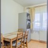 Apartament spatios , decomandat  , cu 2 balcoane si cu bucataria mobilata